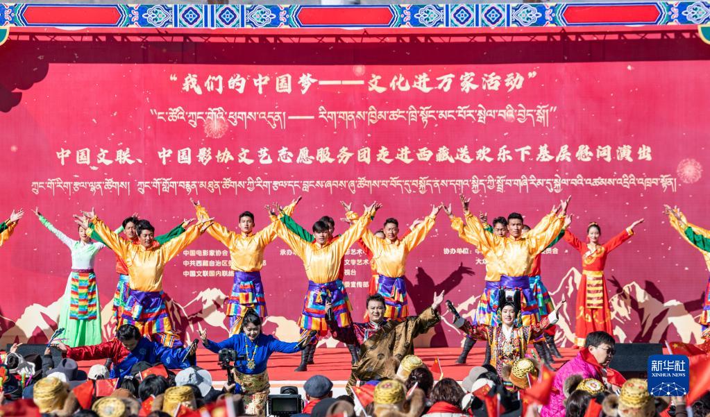 拉萨：迎藏历新年 文艺表演送下乡