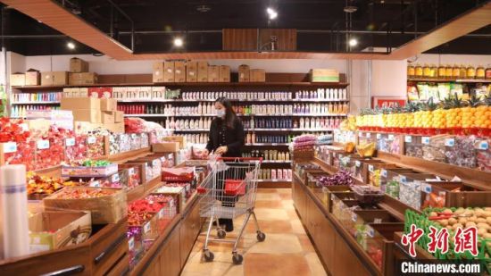 资料图为果洛州居民在超市里尽情挑选自己所需物品。 青海省果洛州委宣传部 摄